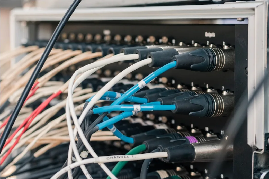 Detail Netzwerk Switch Kabel Patchpanel Nahaufnahme Foto Number 11