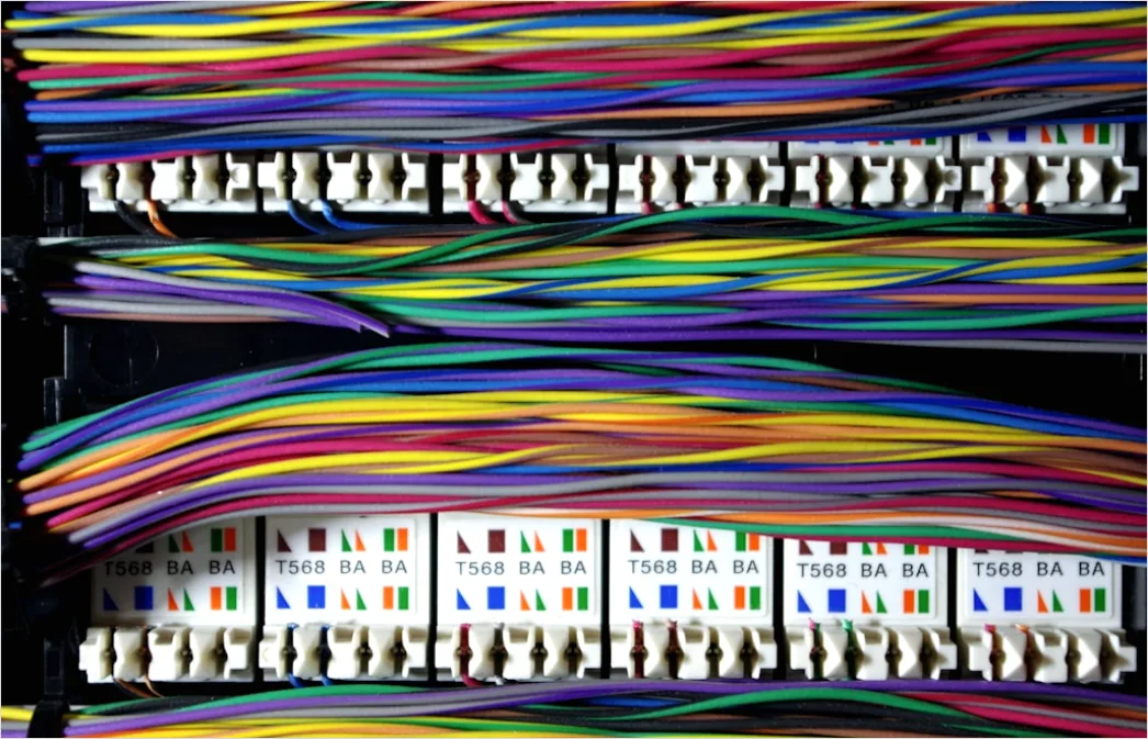 Detail Netzwerk Switch Kabel Patchpanel Nahaufnahme Foto Number 15