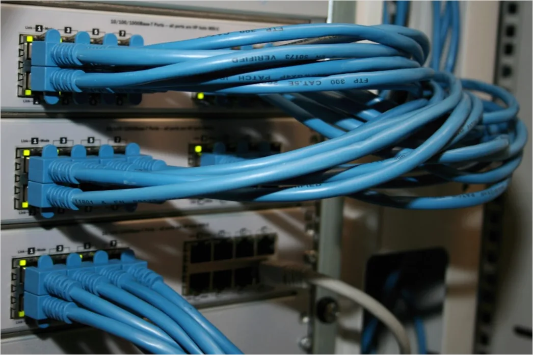 Detail Netzwerk Switch Kabel Patchpanel Nahaufnahme Foto Number 3