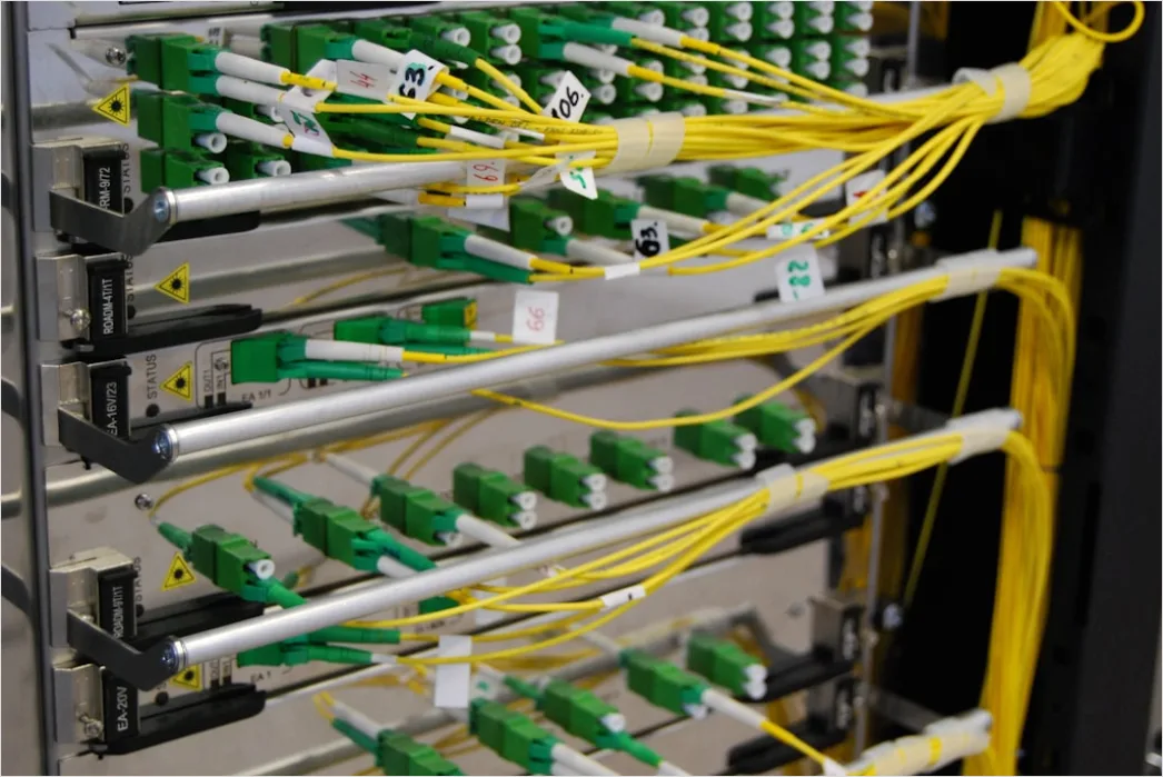 Detail Netzwerk Switch Kabel Patchpanel Nahaufnahme Foto Number 6