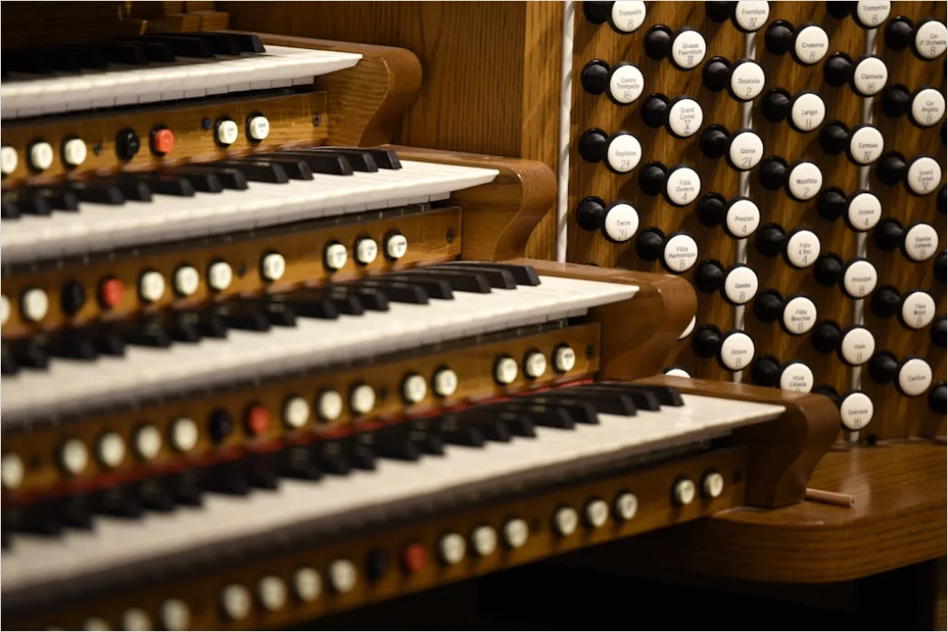 Orgel Kirche Innenraum Detailaufnahme 89ff