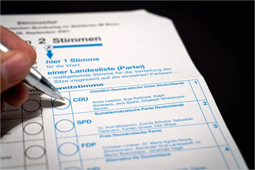 Detail Patient Füllt Anamneseformular Am Klemmbrett Aus Number 2