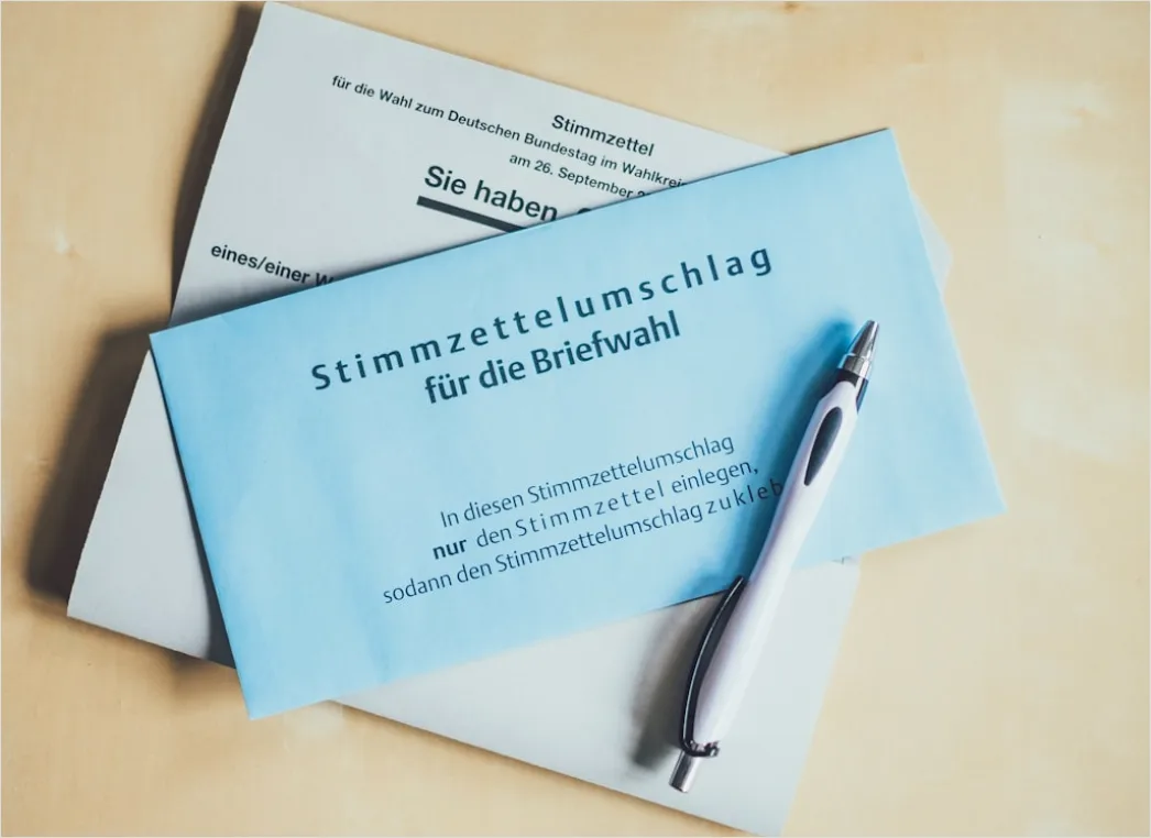 Detail Patient Füllt Anamneseformular Am Klemmbrett Aus Number 12