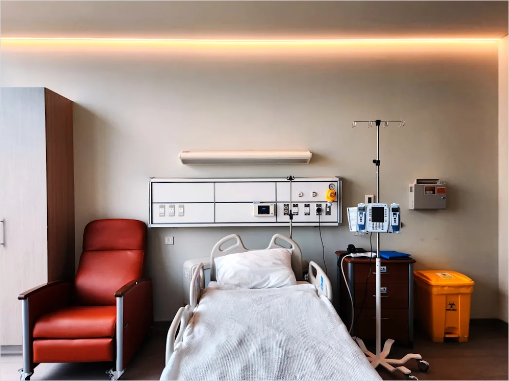 Detail Patient Füllt Anamneseformular Am Klemmbrett Aus Number 16