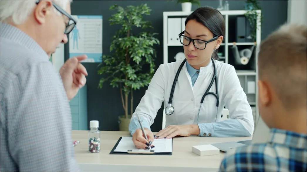 Detail Patient Füllt Anamneseformular Am Klemmbrett Aus Number 18