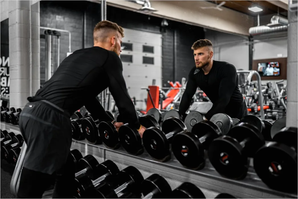 Detail Personal Trainer Korrigiert übung Gym Foto Number 5
