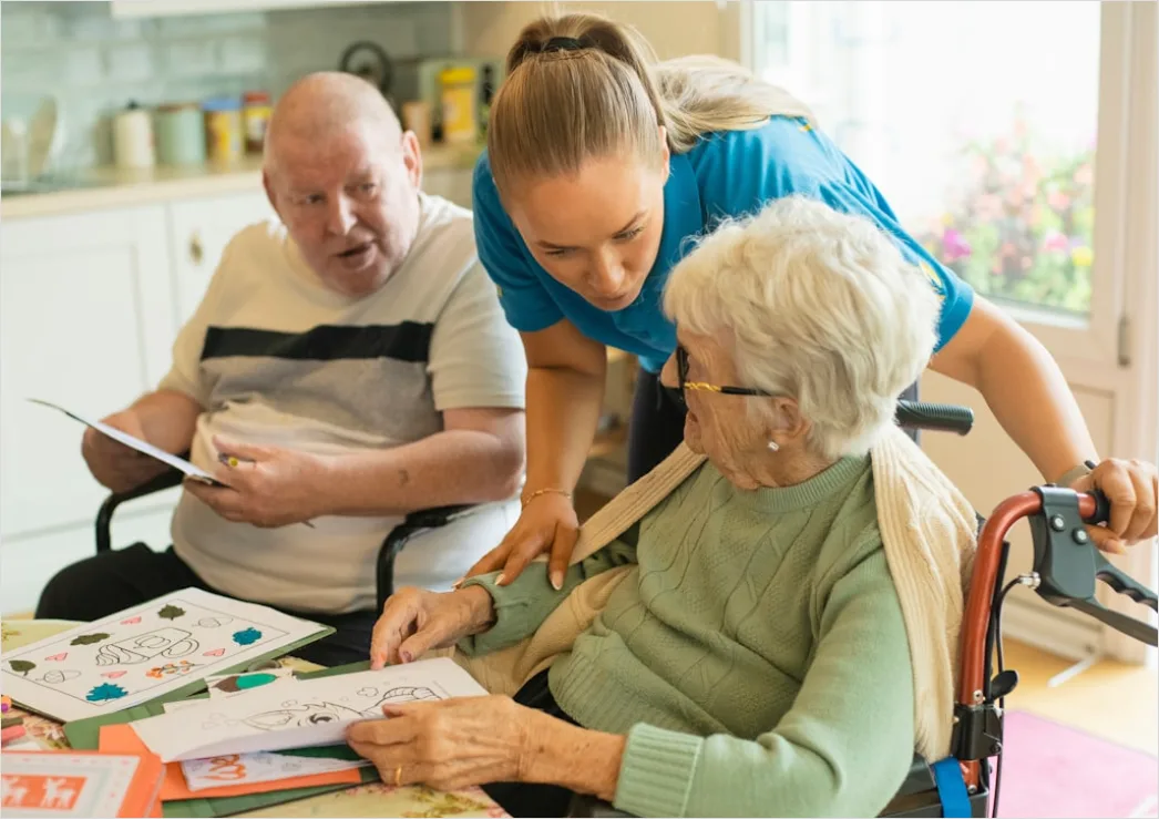 Pflegekraft Hilft Senior Beim Aufstehen Da12