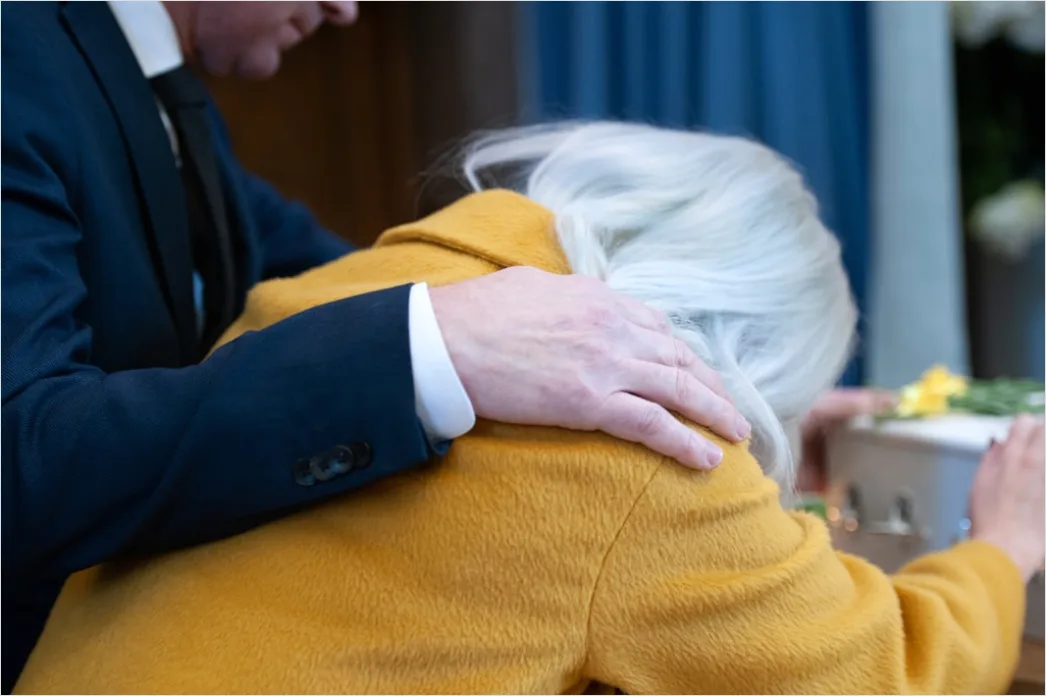 Detail Pflegekraft Hilft Senior Beim Aufstehen Number 11