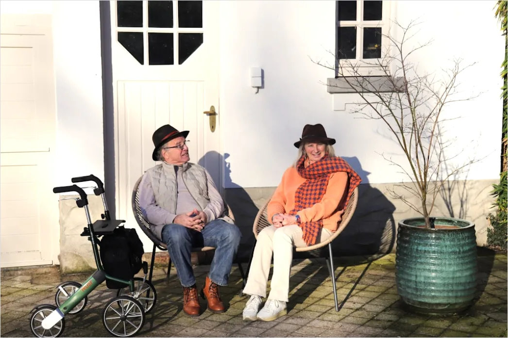 Detail Pflegekraft Hilft Senior Beim Aufstehen Number 15