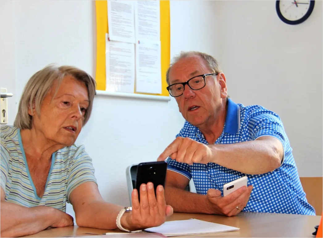 Detail Pflegekraft Hilft Senior Beim Aufstehen Number 19