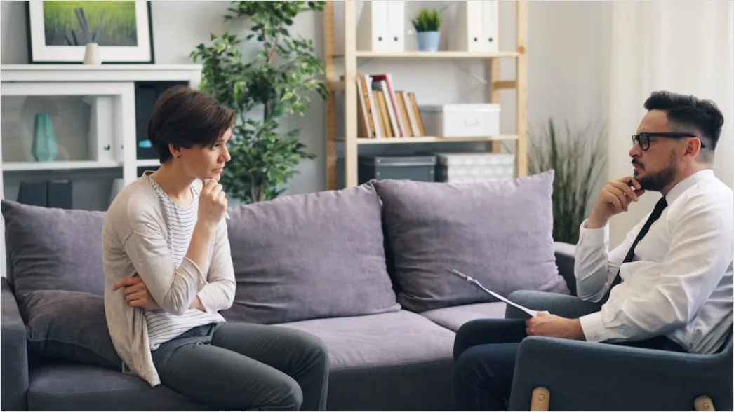 Psychotherapie Gespraech Auf Couch Ruhige Atmosphaere 4636