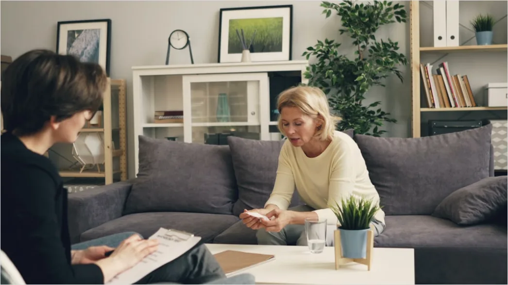 Detail Psychotherapie Gespräch Auf Couch Ruhige Atmosphäre Number 18