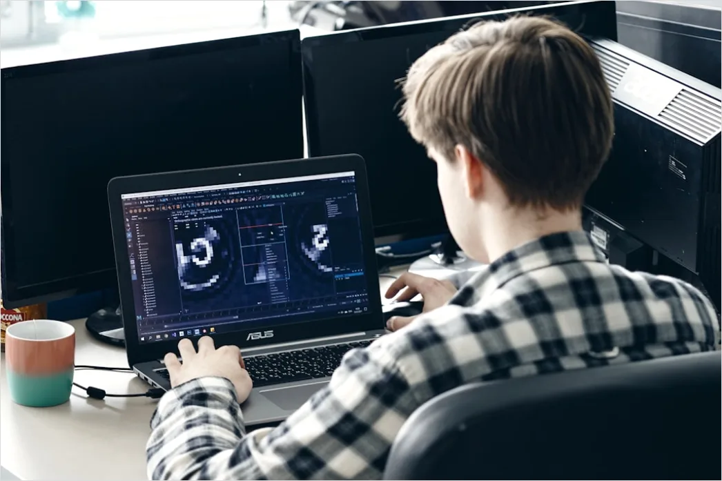 Radiologe Analysiert Scan Am Computer 4be8