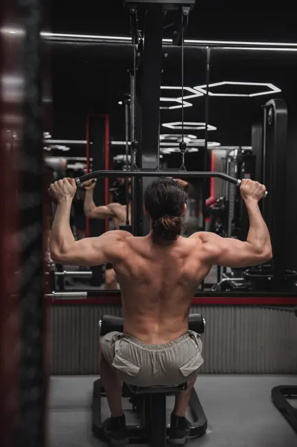 Rueckentraining Am Kabelzug Fitnessstudio Foto 3748