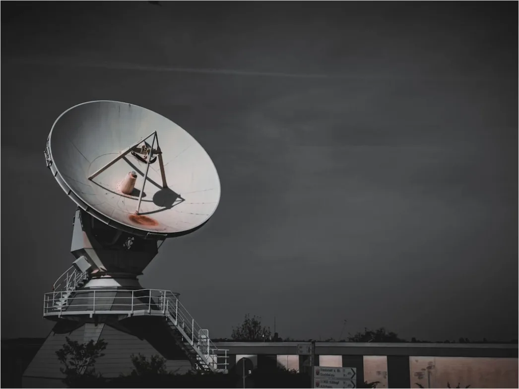 Satellit Kommunikation Schuessel Auf Dach Foto C1fd