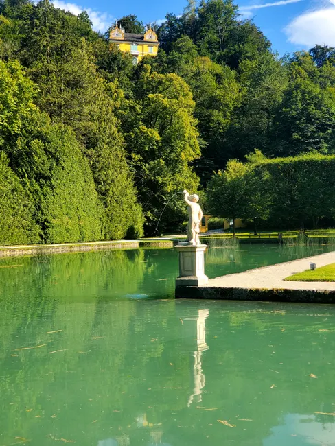 Detail Schlossgarten Mit Spiegelteich Ruhige Szene Number 15