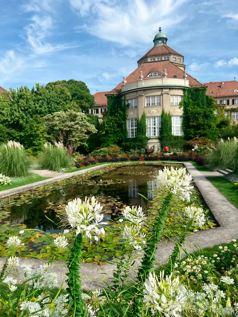 Detail Schlossgarten Mit Spiegelteich Ruhige Szene Number 20