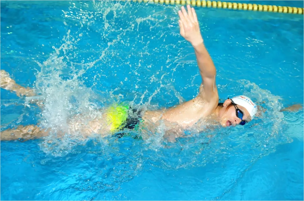 Detail Schwimmtraining Mit Kickboard Foto Number 11