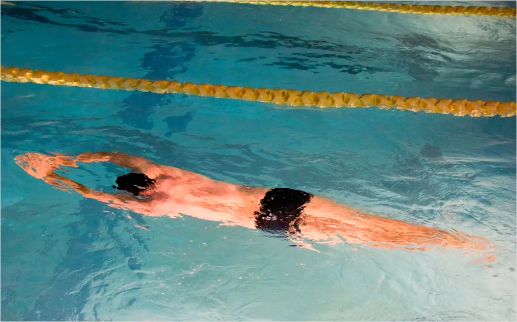 Detail Schwimmtraining Mit Kickboard Foto Number 12