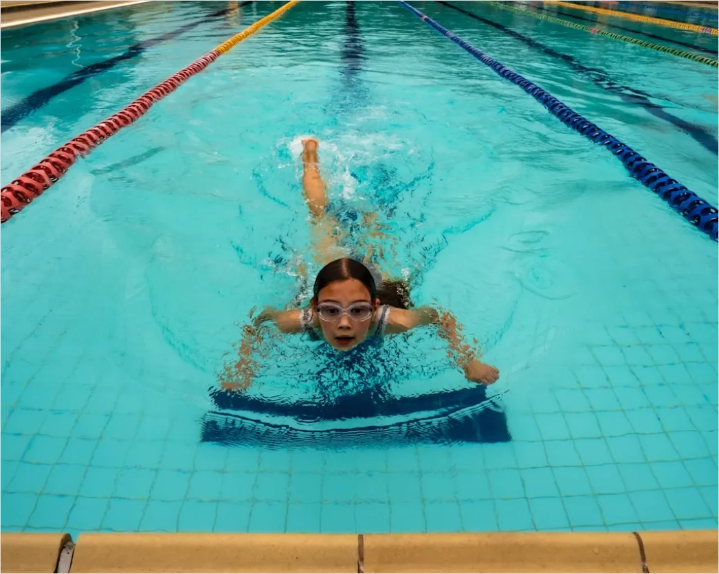 Detail Schwimmtraining Mit Kickboard Foto Number 16