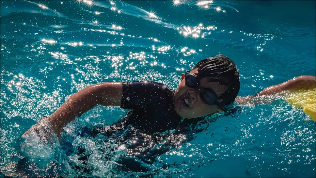 Detail Schwimmtraining Mit Kickboard Foto Number 18