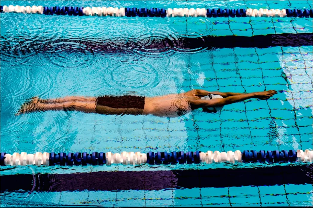 Detail Schwimmtraining Mit Kickboard Foto Number 4