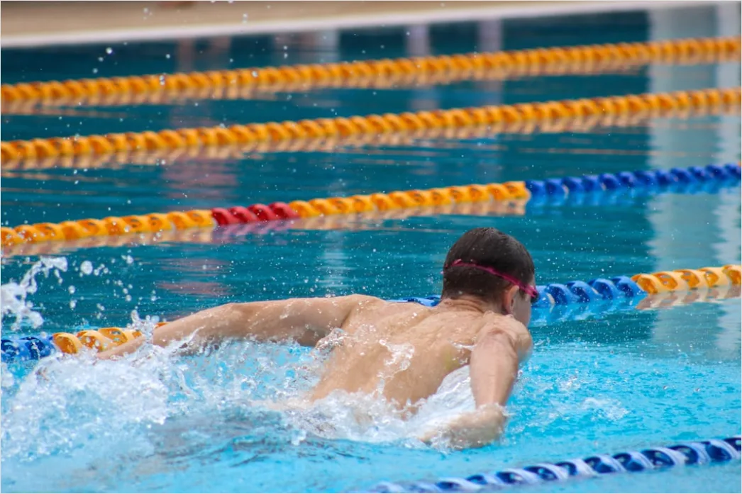 Detail Schwimmtraining Mit Kickboard Foto Number 6