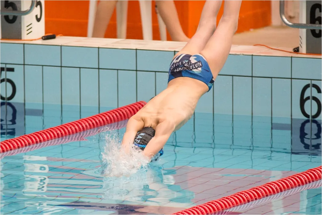 Detail Schwimmtraining Mit Kickboard Foto Number 8