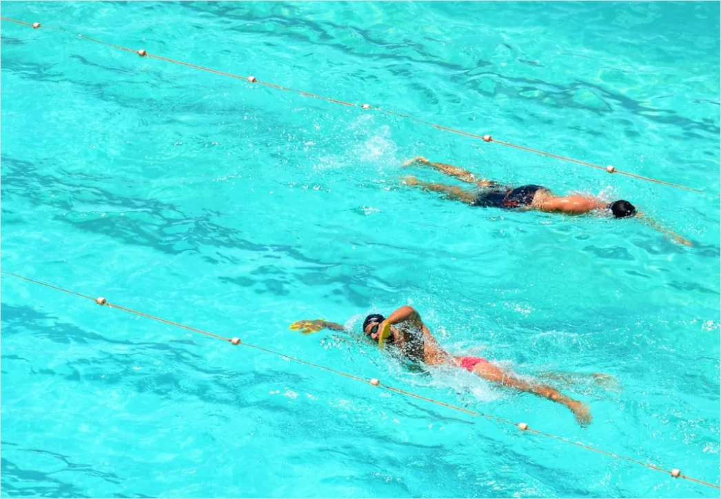 Detail Schwimmtraining Mit Kickboard Foto Number 9