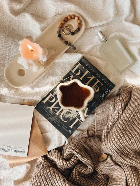 Detail Selbstfürsorge Tee Kerze Buch Flat Lay Number 14