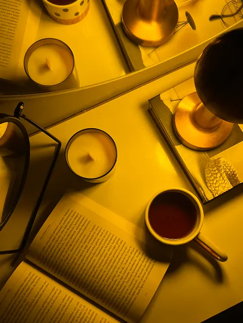 Detail Selbstfürsorge Tee Kerze Buch Flat Lay Number 4