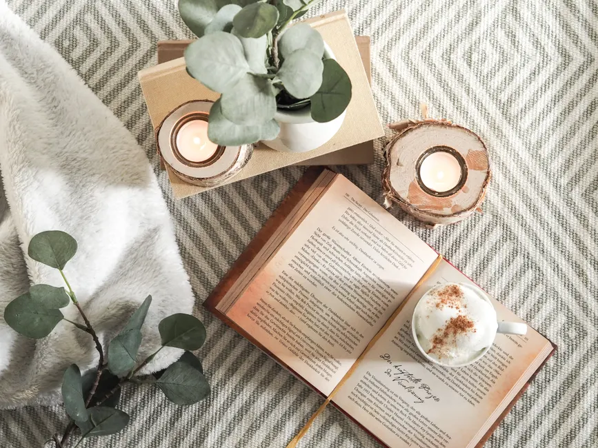 Detail Selbstfürsorge Tee Kerze Buch Flat Lay Number 8