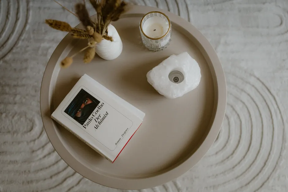 Detail Selbstfürsorge Tee Kerze Buch Flat Lay Number 9