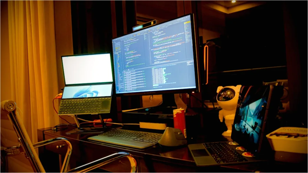 Detail Software Entwickler Arbeitsplatz Dual Monitor Setup Foto Number 15