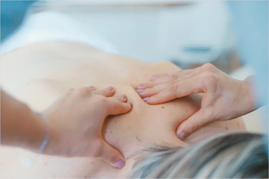 Spannungskopfschmerz Nackenmassage Nahaufnahme F602