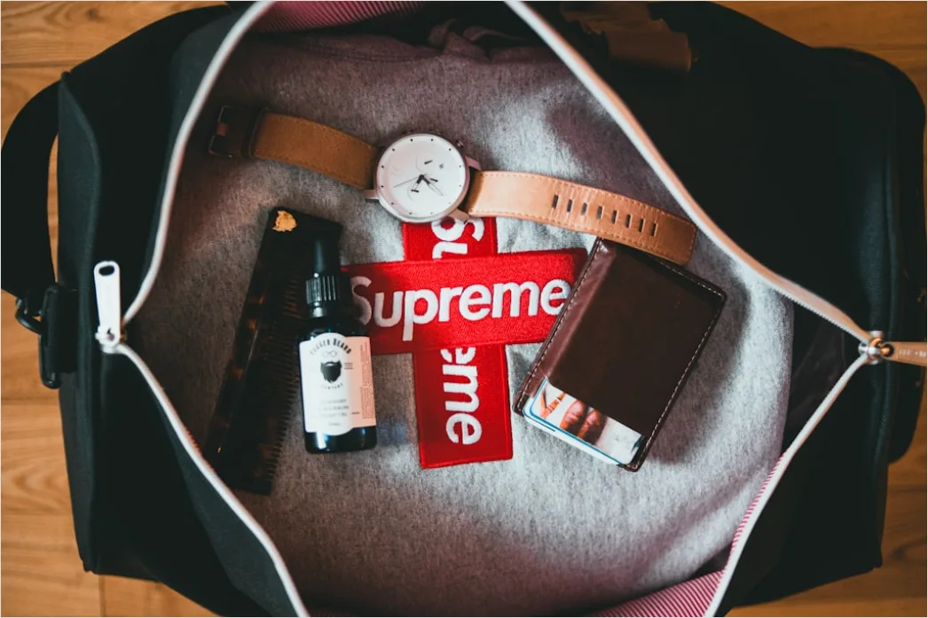 Detail Sporttasche Gepackt Essentials Flat Lay Foto Number 4