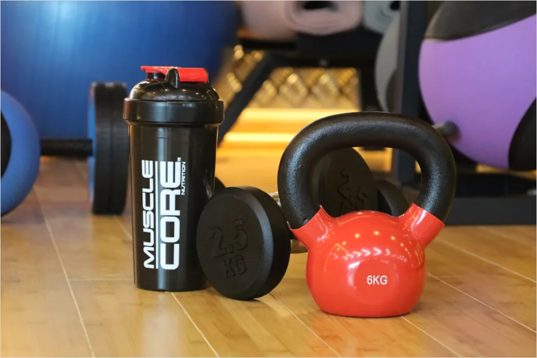 Sportwasserflasche Auf Gym Bank Foto 54b8