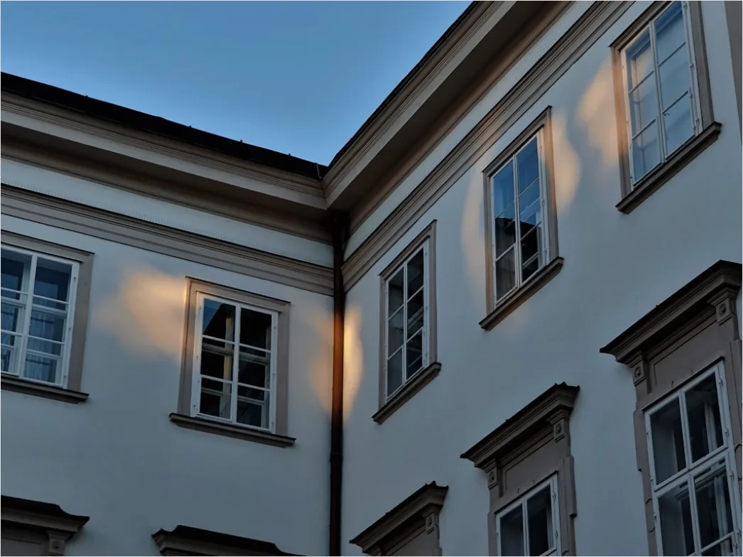 Detail Stadtvilla Modern Große Fenster Abendlicht Number 7