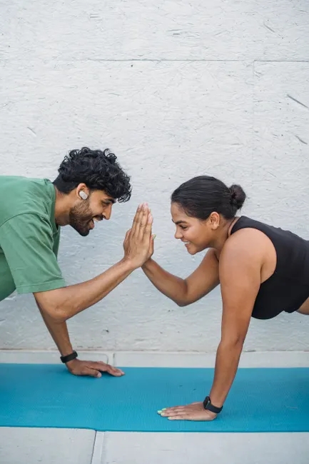 Detail Team Workout Partner High Five Foto Number 3