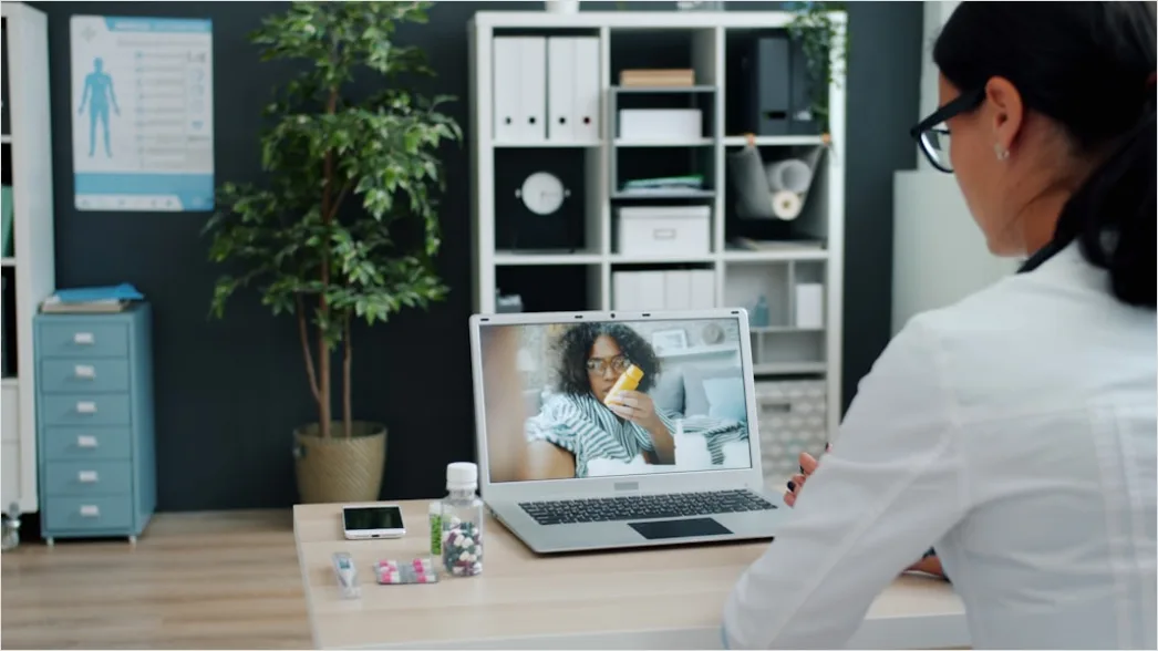Telemedizin Arzt Videoanruf Auf Tablet Abe8
