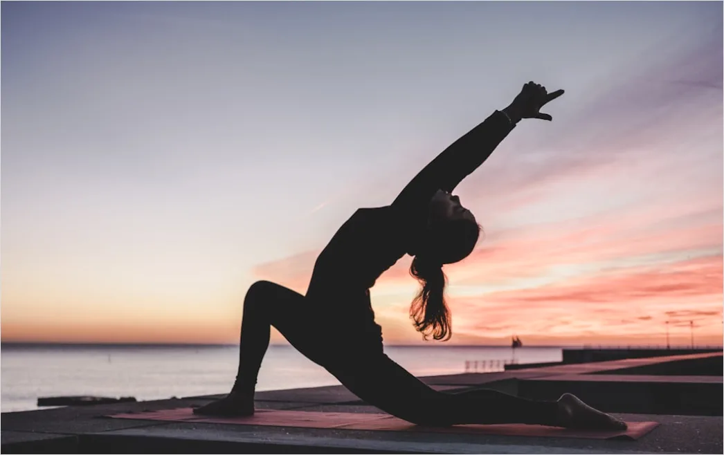 Yoga Silhouette Vor Fenster Foto 7f7b