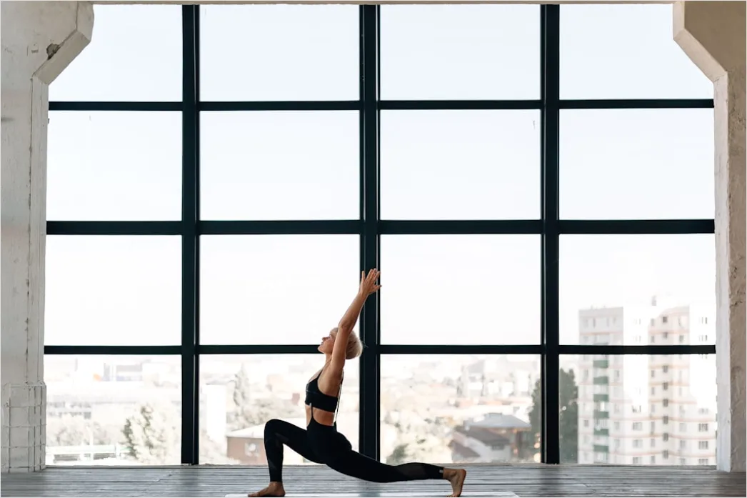 Detail Yoga Silhouette Vor Fenster Foto Number 4