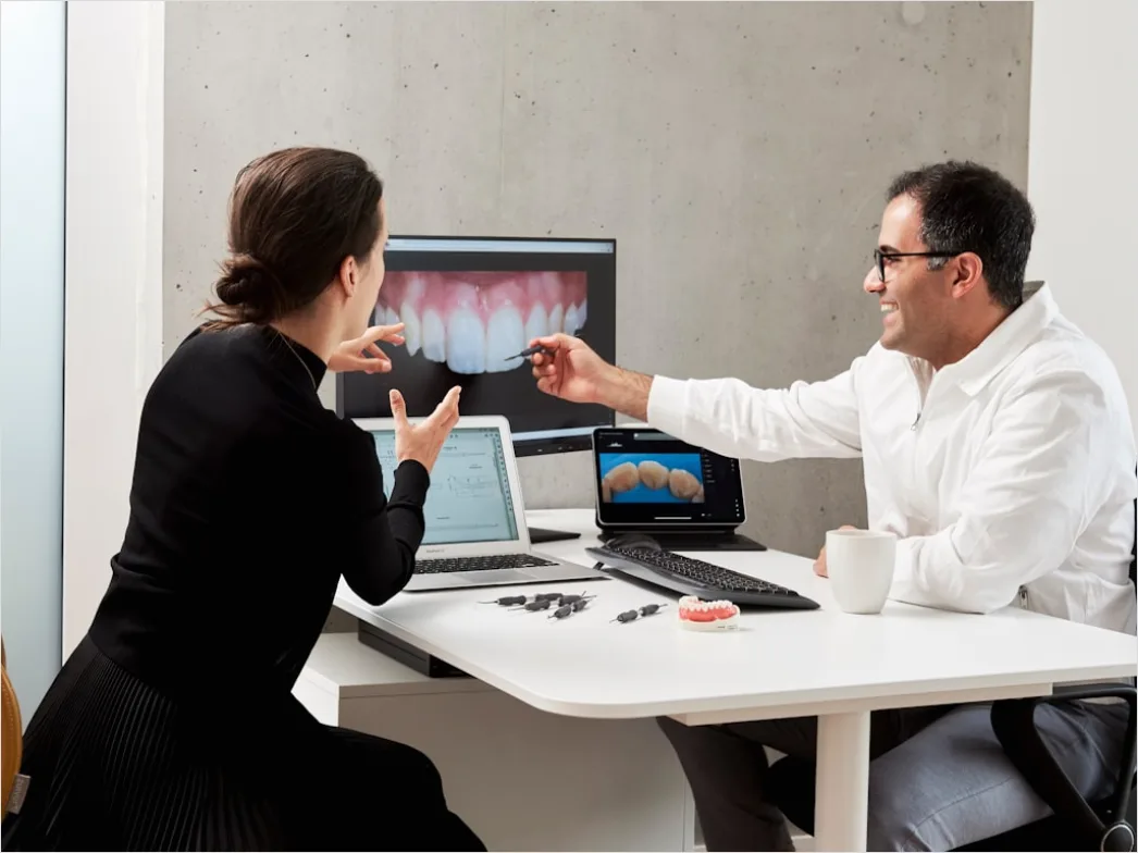 Zahnaerztin Erklaert Roentgenbild Am Monitor 49fb