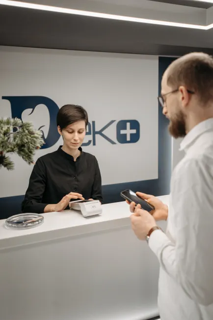 Zahnarztpraxis Termin Karte Auf Tresen Nahaufnahme B580