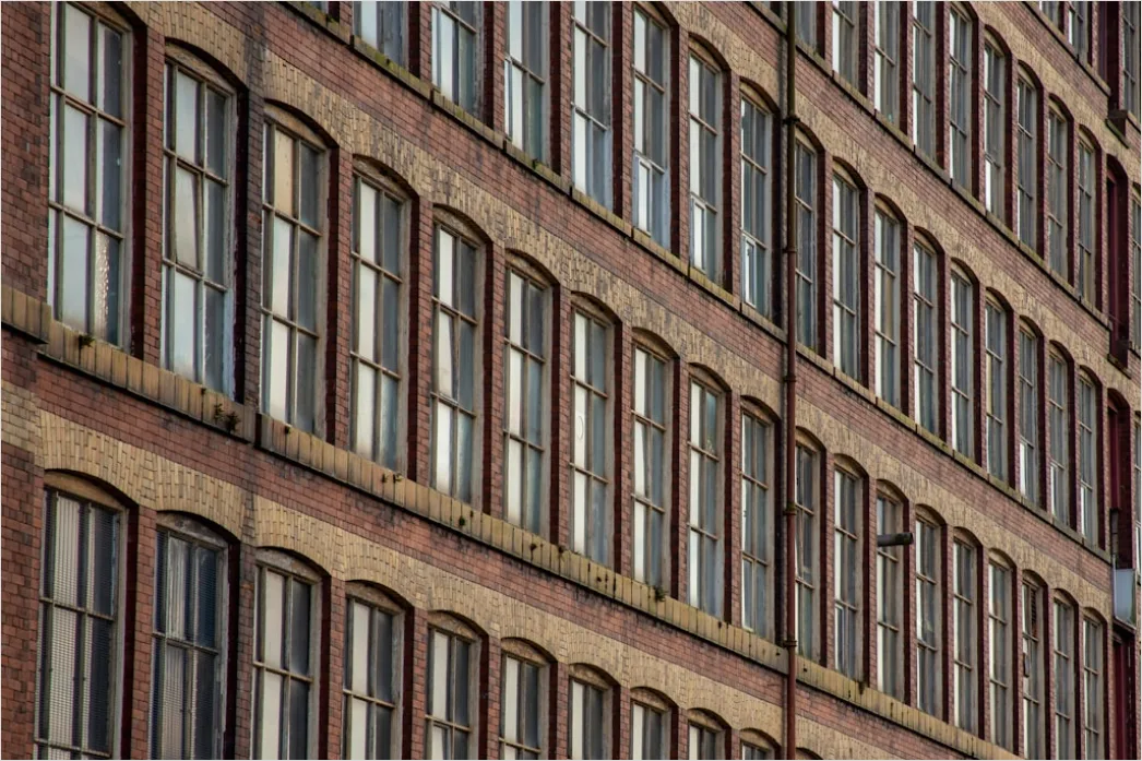 Ziegelfassade Industrie Fensterreihen Repetitiv De84