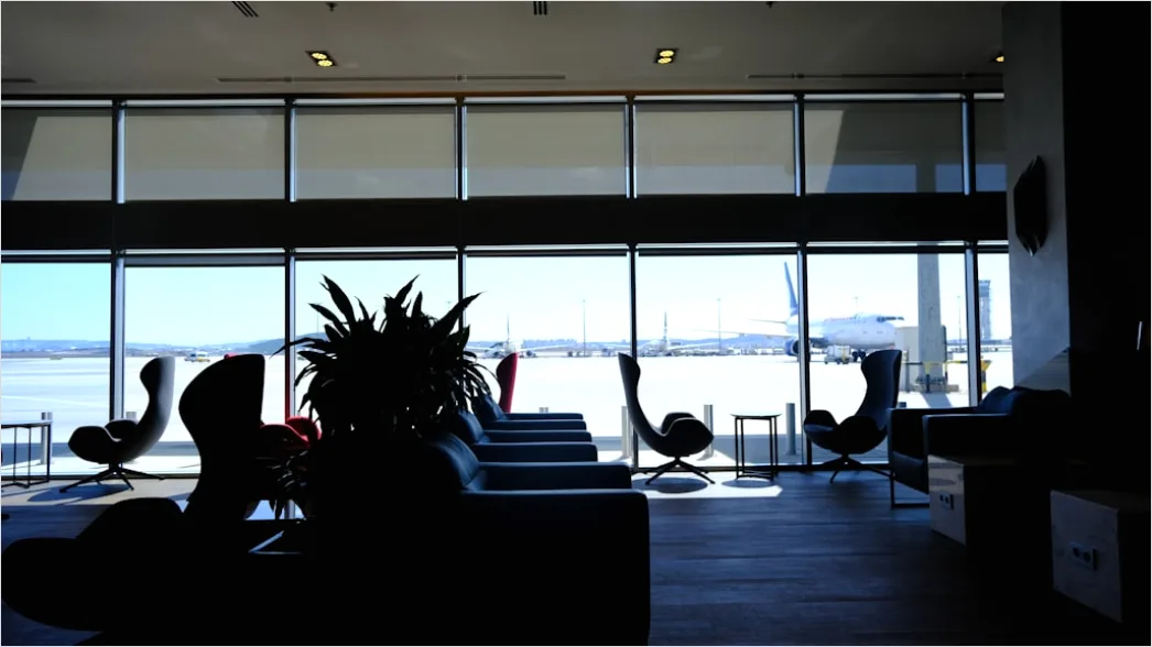 Airport Lounge Arbeiten Am Laptop Mit Fensterblick C00d