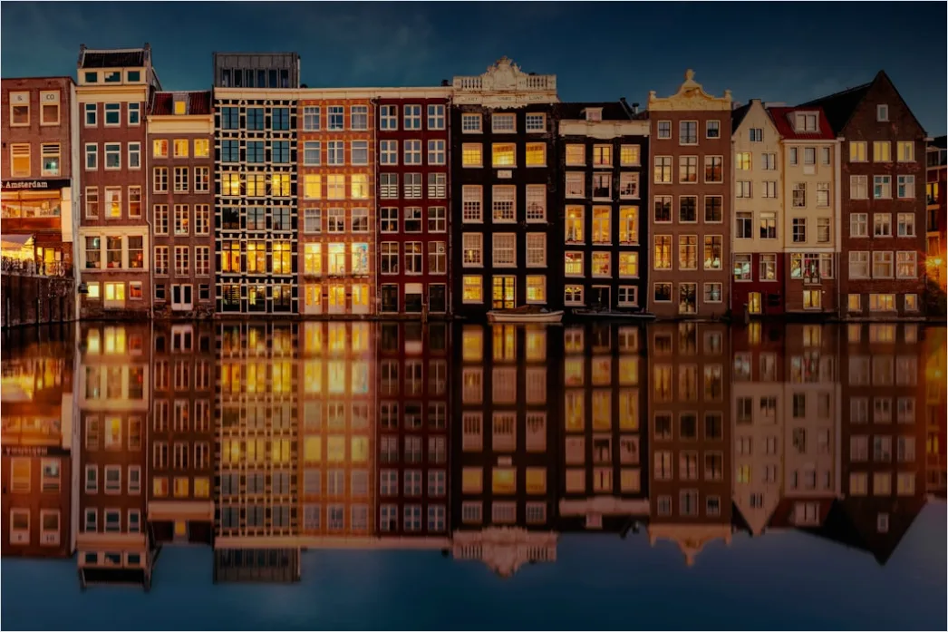 Detail Amsterdam Grachtenhäuser Spiegelung Im Wasser Number 17