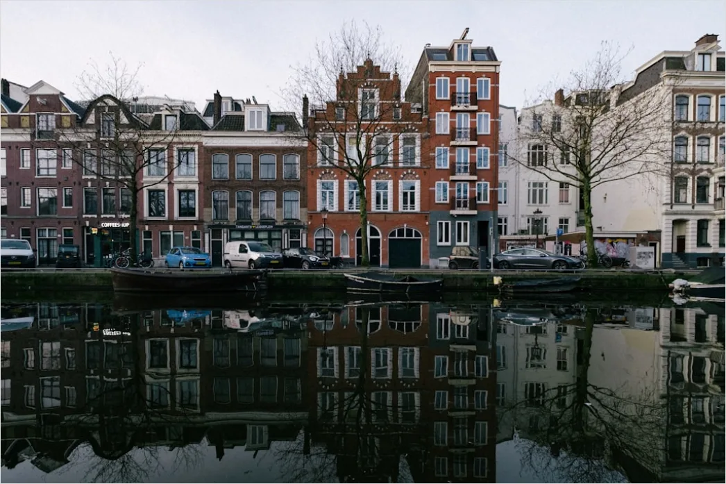 Detail Amsterdam Grachtenhäuser Spiegelung Im Wasser Number 18
