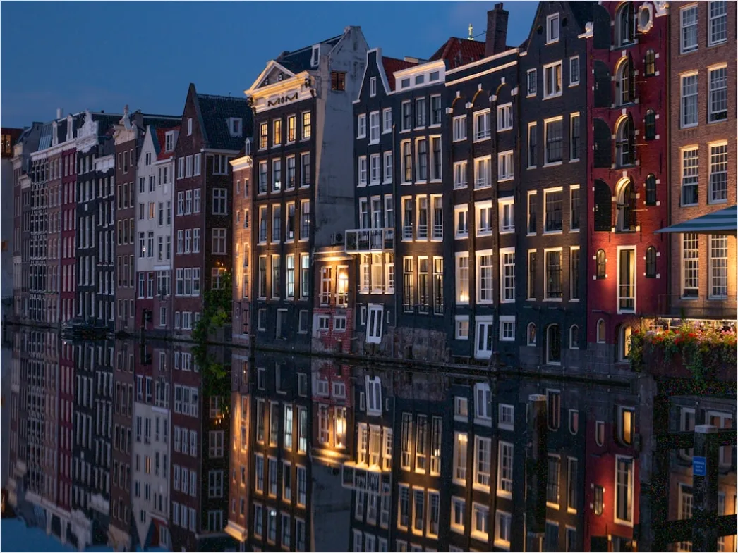 Detail Amsterdam Grachtenhäuser Spiegelung Im Wasser Number 19