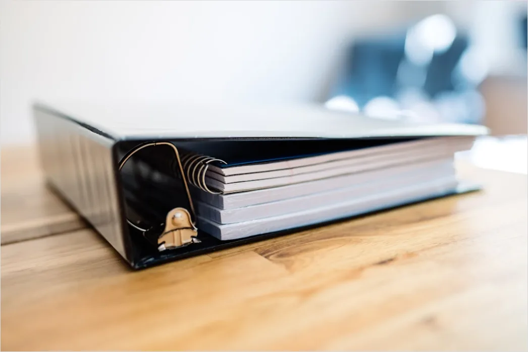 Audit Unterlagen Ordner Und Checkliste Auf Tisch Foto 4dc0